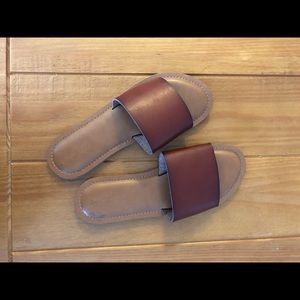 Universal Threds || slip on sandals